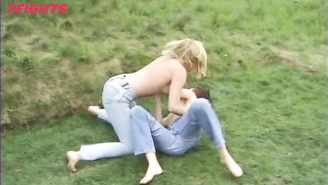 DWW-165-01 Topless Jeans on Grass - Edita vs Luzia