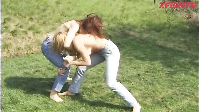 DWW-165-01 Topless Jeans on Grass - Edita vs Luzia