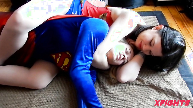 Maike vs Morganna - Showdown of a superheroine in Fantasy Fight