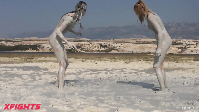 Queensnake - Nazryana takes a fight in silver mud