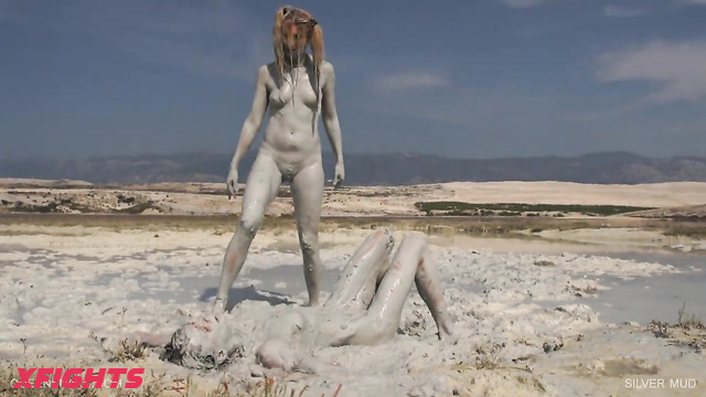 Queensnake - Nazryana takes a fight in silver mud