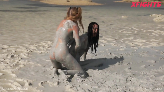 Queensnake - Nazryana takes a fight in silver mud