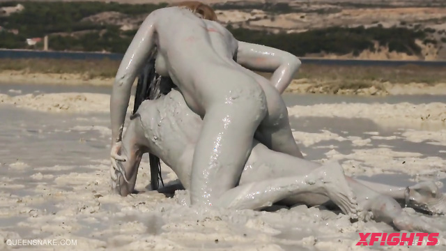 Queensnake - Nazryana takes a fight in silver mud