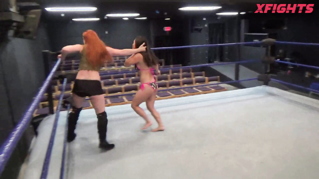 WMW Fetish Fun - Sumiko vs Jessie Belle - Pro wrestler domination