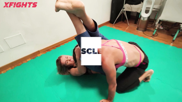 Female Wrestling Zone - Pamela Vs Kiniku - Hot topless grappling