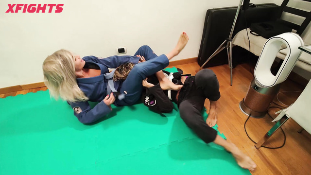 Female Wrestling Zone - Pamela Vs Kiniku - Hot topless grappling