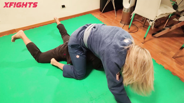 Female Wrestling Zone - Pamela Vs Kiniku - Hot topless grappling