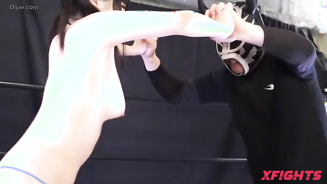 Akibacom - BTP-10 Topless mix pro-wrestling - She should practice more