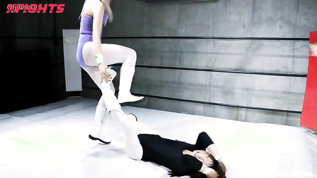 Akibacom - ARB-04 - Girls brutally beat each other in the ring