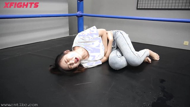 Akibacom - BW-FF01 - A brutal fight in the boxing ring between two beauties