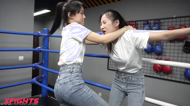 Akibacom - BW-FF01 - A brutal fight in the boxing ring between two beauties