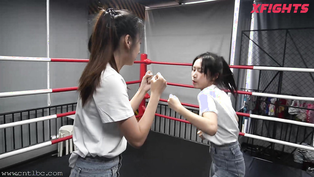 Akibacom - BW-FF01 - A brutal fight in the boxing ring between two beauties