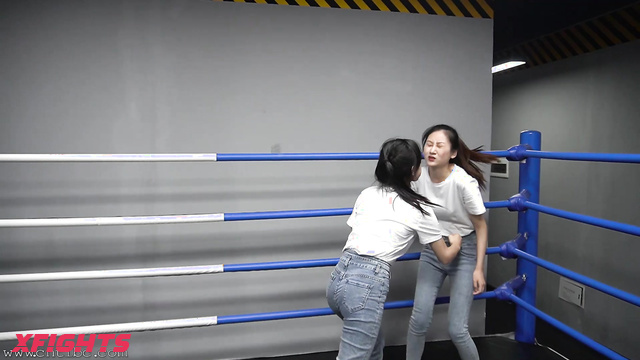 Akibacom - BW-FF01 - A brutal fight in the boxing ring between two beauties
