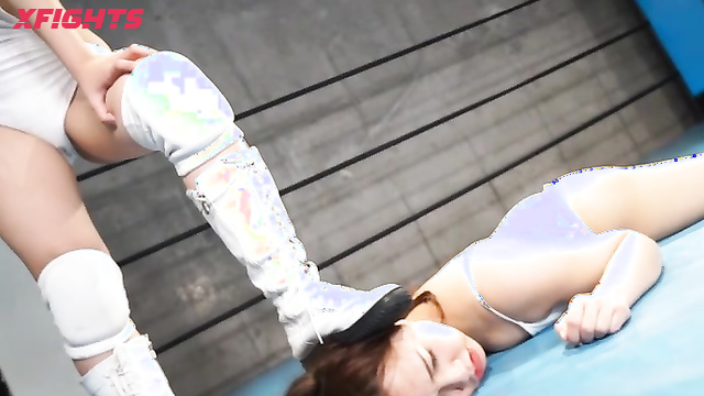 Akibacom - CWB-17 - Japanese beauties put on a brutal fight in the ring