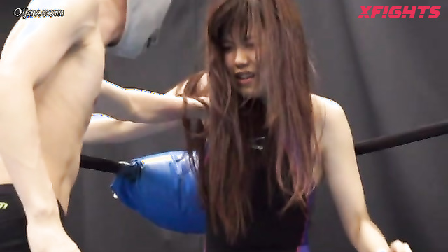 Akibacom - BHH-01 A sexy Asian girl had a hardcore wrestling match with a guy in the ring
