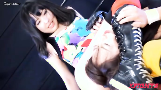 Akibacom - BSWT-01 - Girl strangles her friend with chains in the ring