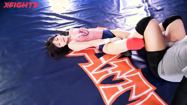 Akibacom - BWM-04 BWP - Grappling Match Between a Male and a Female Wrestler