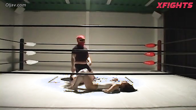 Akibacom - SRX-02 Kunimi Nana Smothers Opponent with Headlock in Real Mix Pro Wrestling