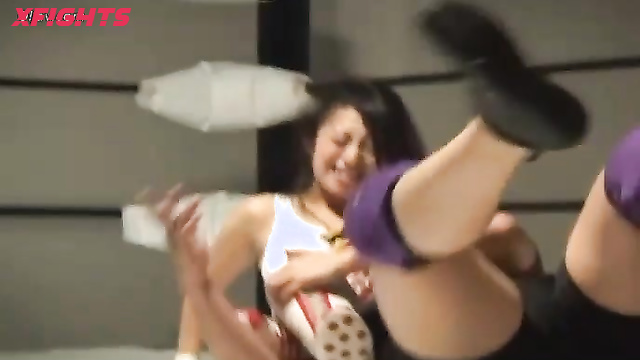 Akibacom - SRX-02 Kunimi Nana Smothers Opponent with Headlock in Real Mix Pro Wrestling