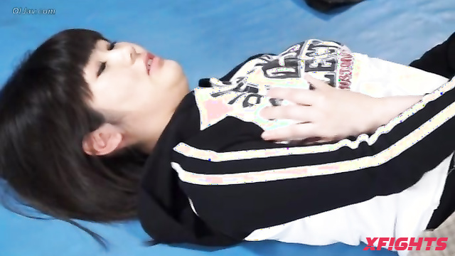 Akibacom - BIC-02 Karin vs Ruka - Sexfight Clash Tribbing & Licking Slam
