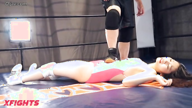 Akibacom - BSED-08 Rino Takanashi vs Hitomi Ooe - Mixed Fight Headscissors & Stomp