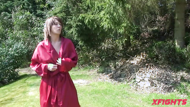 Festelle - Larra vs Lucy - Competitive outdoor sexfight