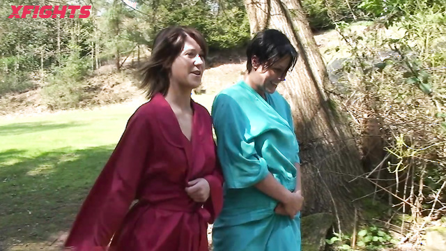 Festelle - Larra vs Lucy - Competitive outdoor sexfight