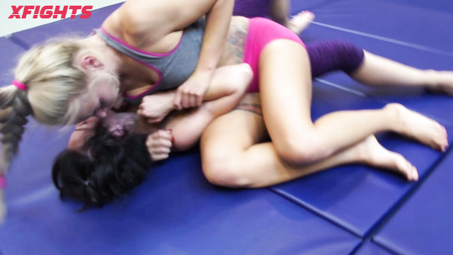 Female Wrestling Zone - Cassandra vs Antiope - Battle of the fearsome