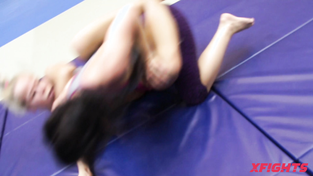 Female Wrestling Zone - Cassandra vs Antiope - Battle of the fearsome