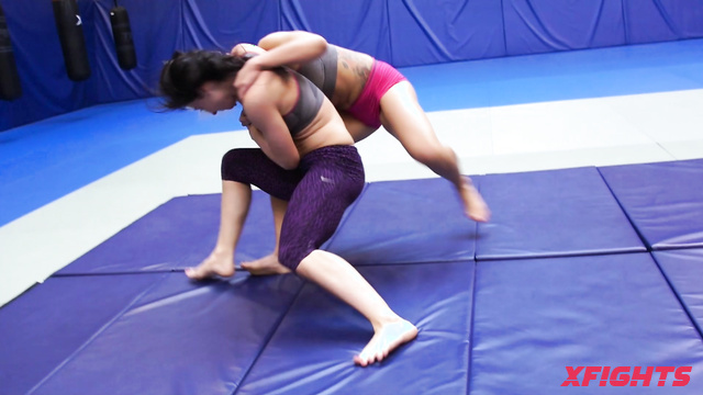 Female Wrestling Zone - Cassandra vs Antiope - Battle of the fearsome