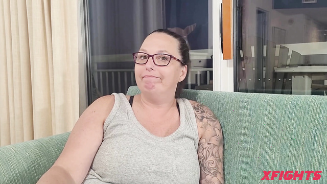 Tillytown - Alexa vs Lyric - Busty MILFs in a slapping contest