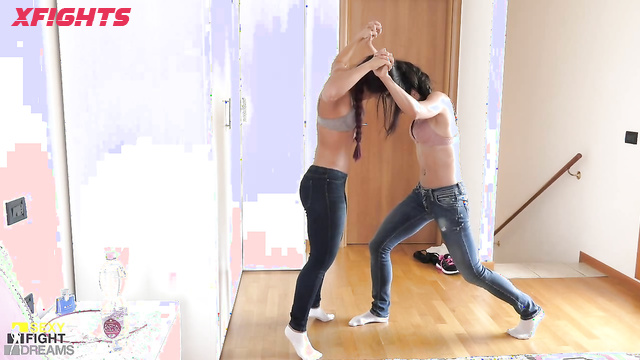 Sexy Fight Dreams - SFD169 Lara vs Sabrina - Apartment scissors challenge