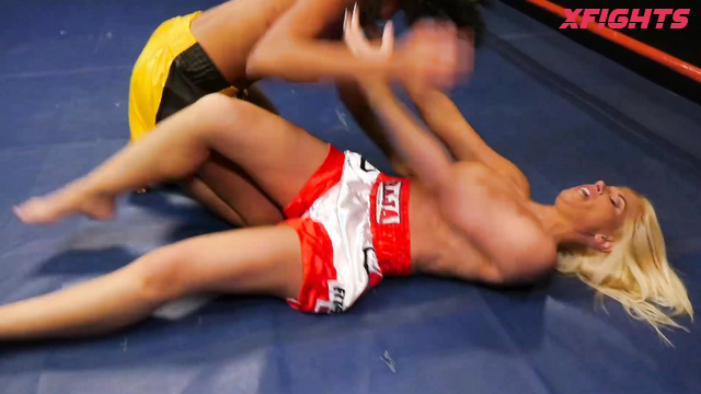 DT Wrestling - DT1904HD Rebeca vs September - Boxing between two milfs