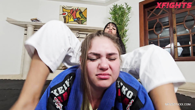 MF FIGHT GIRLS - Katya Zara vs Manu - Girl in kimono humiliates her friend with her feet