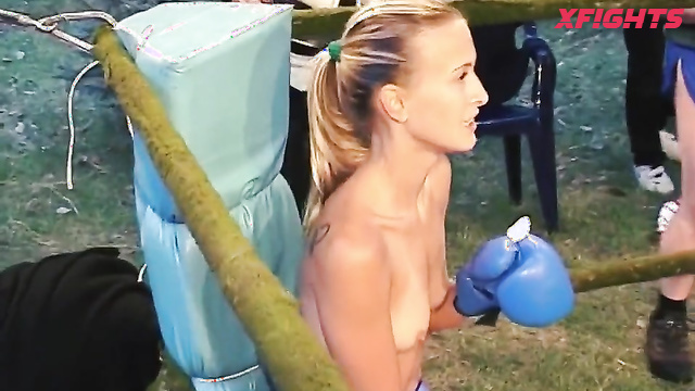 DWW - ﻿Hot blondes staged a boxing match
