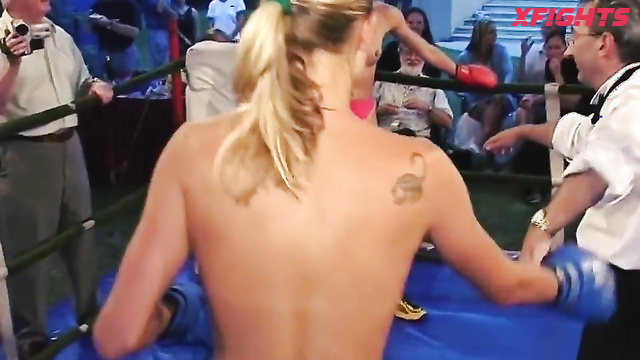 DWW - ﻿Hot blondes staged a boxing match