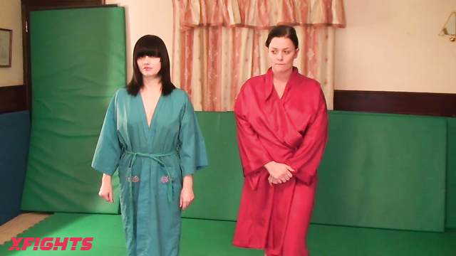 Festelle - Larra vs Natalie - Hot girls fight beautifully on the mats