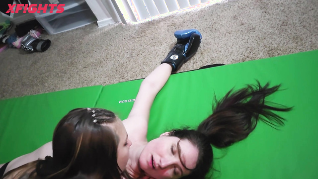 KHO Boxing - Paige & Monroe - Cute girls boxing in the living room
