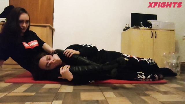 Tight Headscissors - Handsmother