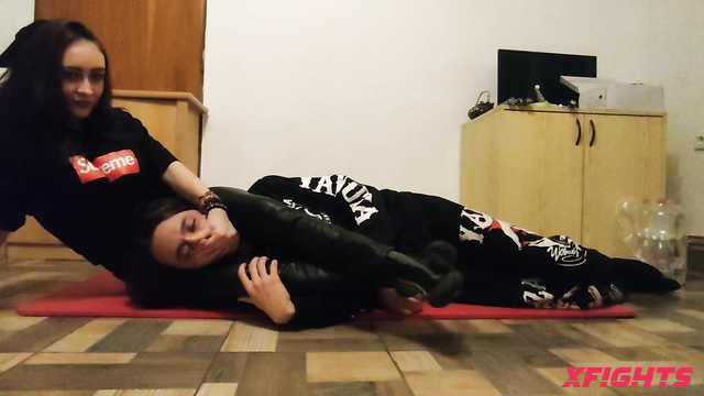 Tight Headscissors - Handsmother