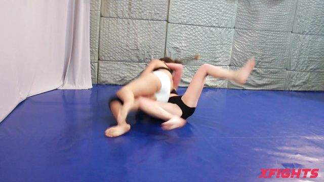 Female Wrestling Zone FWZ - Orsolya vs Juicy: Aggressive Mismatch - Submission Wrestling