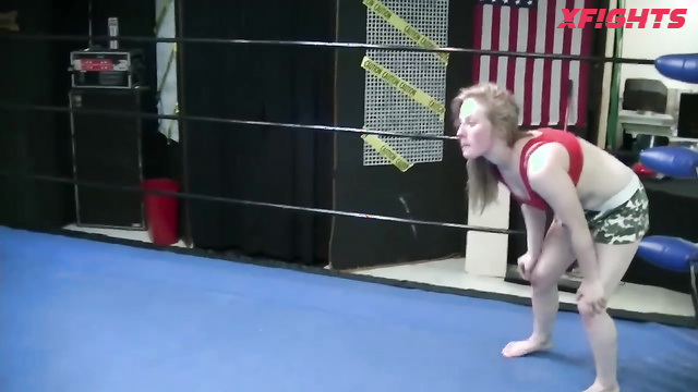 Freshfite Female Fighting - Paisley vs Sammie - Strong sexy blondes wrestle in the ring