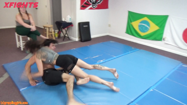 Grappling Girls In Action - Hardcore wrestling with a skinny and curvy girl