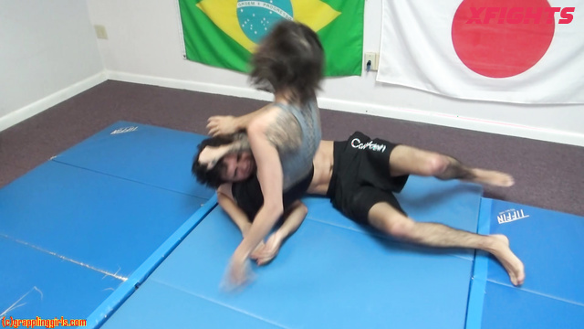 Grappling Girls In Action - Hardcore wrestling with a skinny and curvy girl