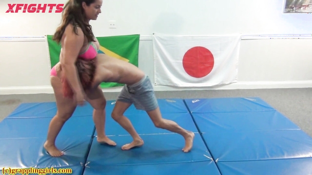 Grappling Girls In Action - Tony & Amanda - A curvy girl dominates a fragile guy