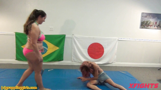 Grappling Girls In Action - Tony & Amanda - A curvy girl dominates a fragile guy