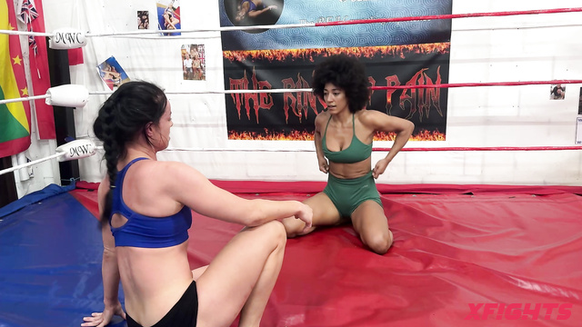 Female Wrestling Zone - Sativa vs Lara R